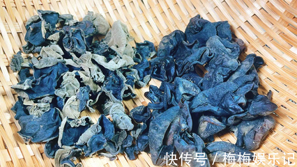 泡木耳時(shí)，用清水泡等于吃蟲卵？廚師長(zhǎng)教您一妙招，加入一小勺白色粉末，臟東西全跑光